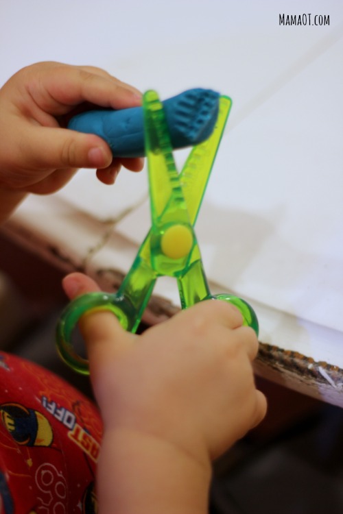 35 of the best Occupational Therapy tips for helping kids develop their scissor skills! #OTtips #finemotor #functionalskillsforkids