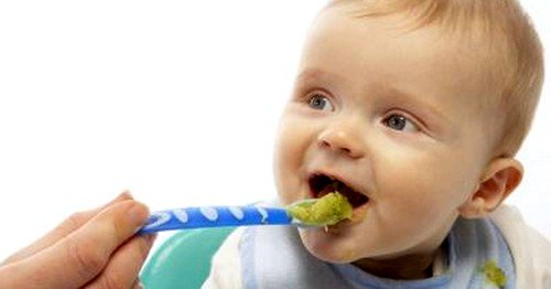 Раннее введение прикорма может спровоцировать запор у грудного ребенка