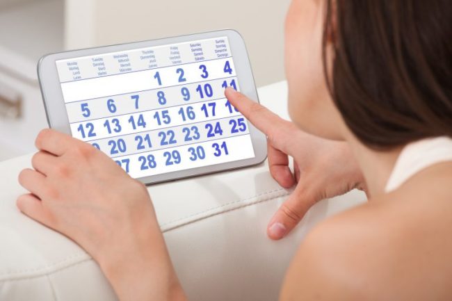 Женщина и календарь для отметок критических дней