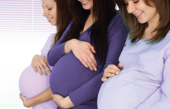 Три беременных девушки