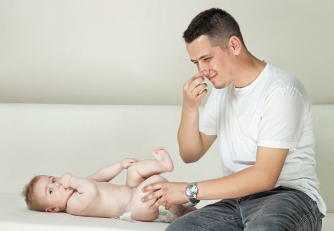Новорождённый и отец на диване