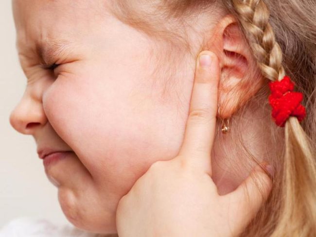 У девочки ребёнка болит ухо нажимает на него пальчиком