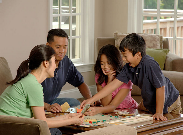 Любые игры — подвижные, настольные, ролевые — сплотят вашу семью, принесут много радости и поспособствуют развитию ребенка. 