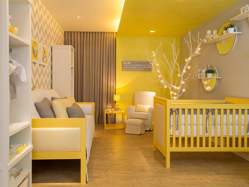 Желтая кроватка в детской комнате