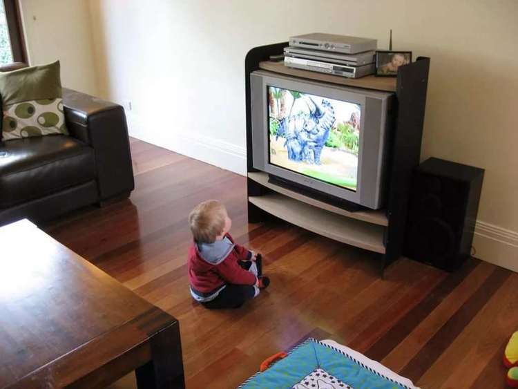 Малышам нельзя смотреть телевизор