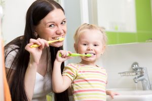 как научить ребенка чистить зубы , фото
