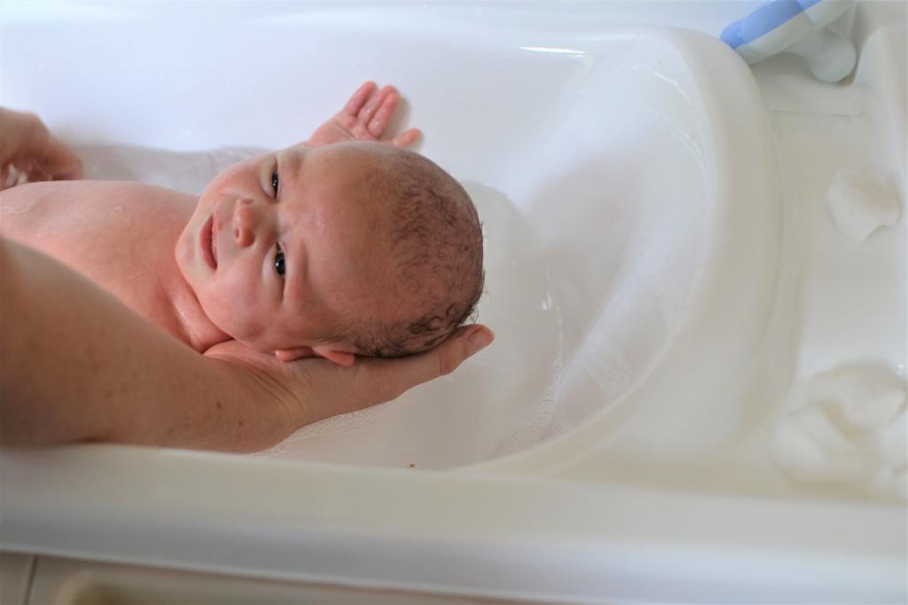 купать новорожденного первый раз температура воды