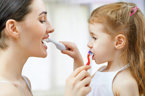 Приручаем детей чистить зубы