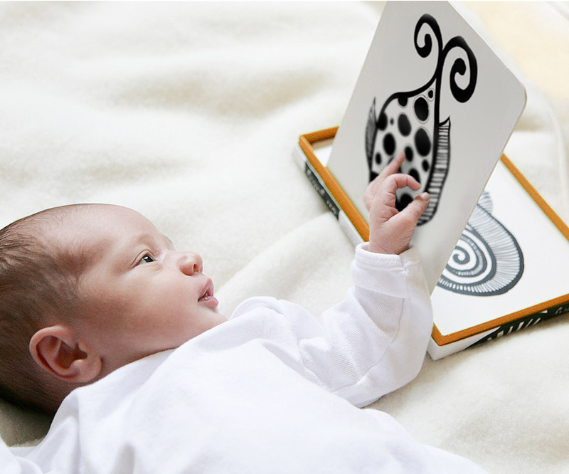 младенец рассматривает черно-белые картинки