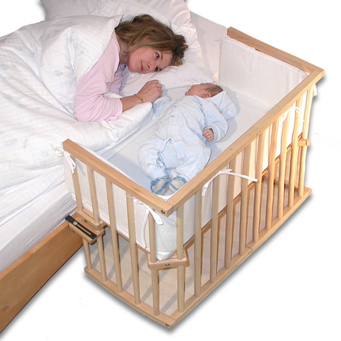 детская кроватка, приделанная к взрослой