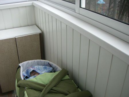 Младенец спит зимой на балконе