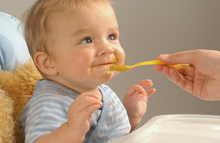 Творог, кефир и яичный желток в питании ребенка: когда и как?