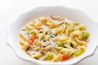 Вкусный куриный суп с лапшой