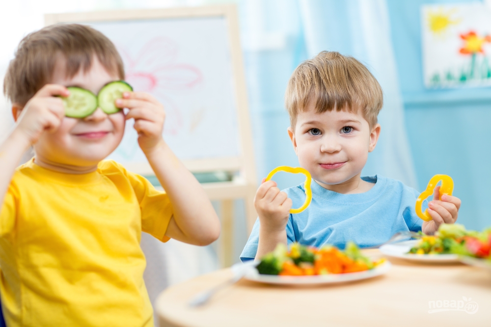 Дети едят овощной салат