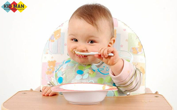 малыш учится есть сам