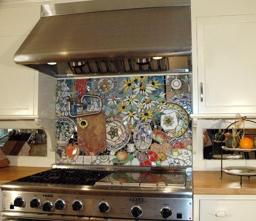 Красивая мозаика способна отлично украсить интерьер кухонного помещения 
