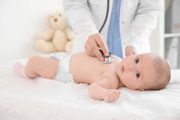 Младенец на приеме у педиатра
