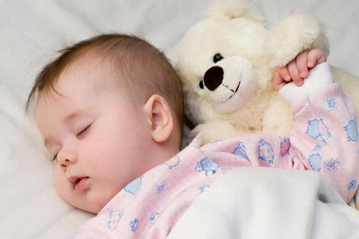 Ребенок 9 месяцев спит в кроватке