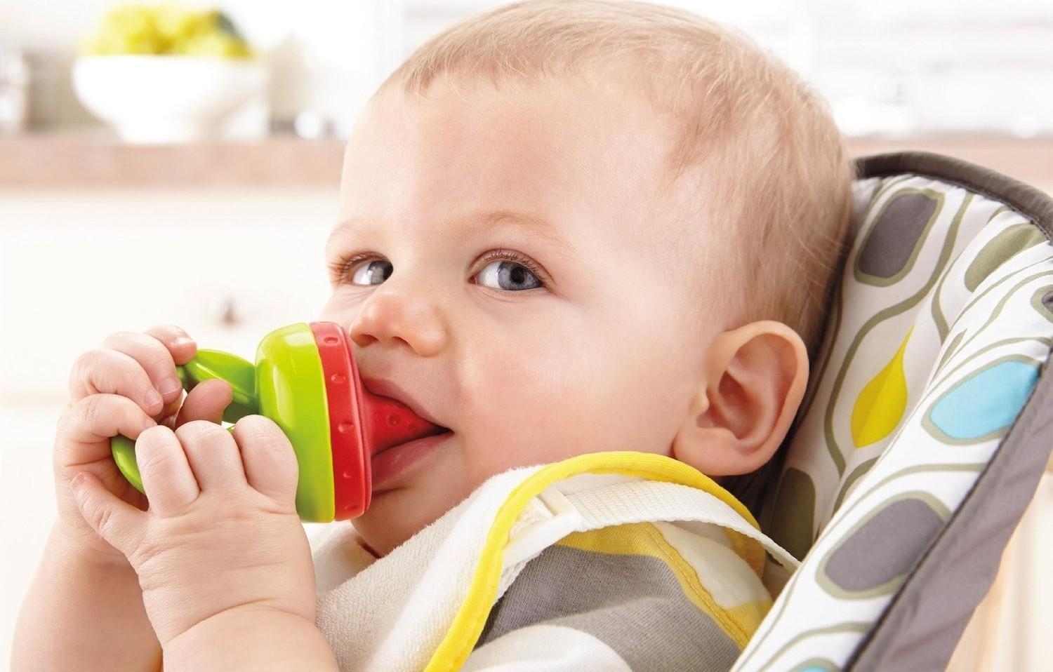 Ребенок ест с помощью ниблера