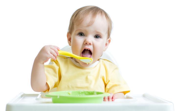 Ребенок ест с ложки сам