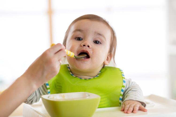 Ребенок кушает пюре