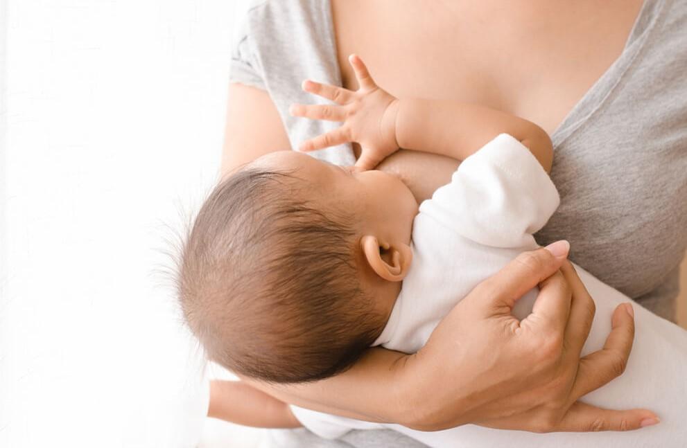 Мамина грудь в первые недели жизни младенца не должна заменяться пустышкой