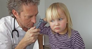 Если у ребенка болит ухо: что делать и как оказать первую помощь