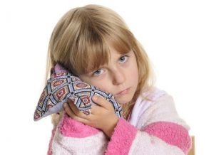 Если у ребенка болит ухо: что делать и как оказать первую помощь