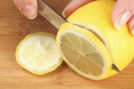 Лимон: цитрусовые не рекомендуются как источник витамина С для беременных, потому что могут вызвать аллергию