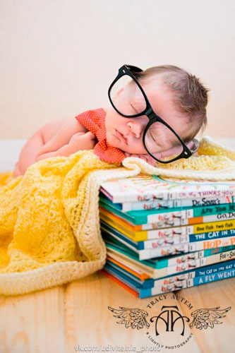 самые яркие идеи для фотосессии новорожденных: малыш и книги