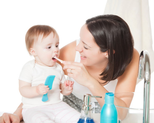 Правильно чистить зубы детям
