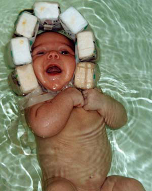Поддержка головки ребенка с помощью поплавков