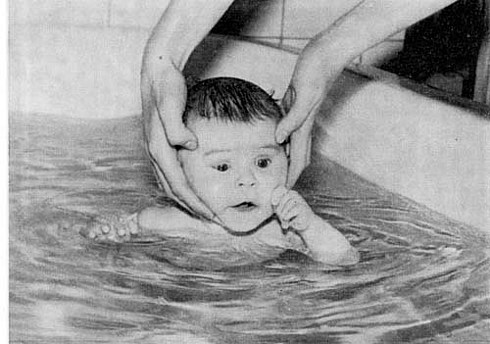 Ребенок плавает самостоятельно в 6 месяцев