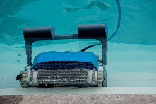Dolphin Nautilus Plus - робот чистильщик бассейнов