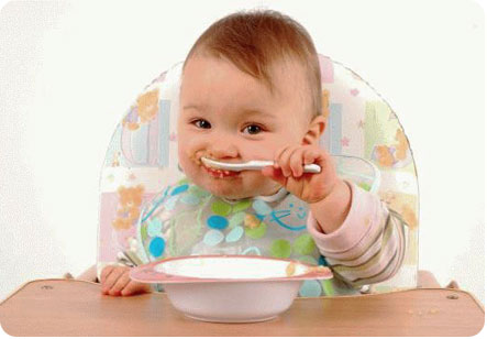 Годовалый ребенок ест самостоятельно с ложки