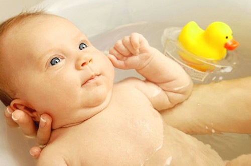 Младенец в ванне