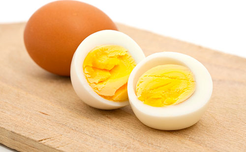Куриное яйцо, сваренное вкрутую