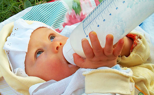 Малыш кушает молочную смесь