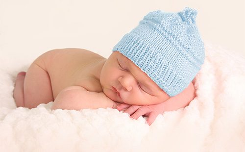 Новорожденный в синей шапке