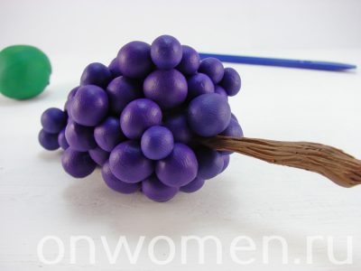Виноград из пластилина