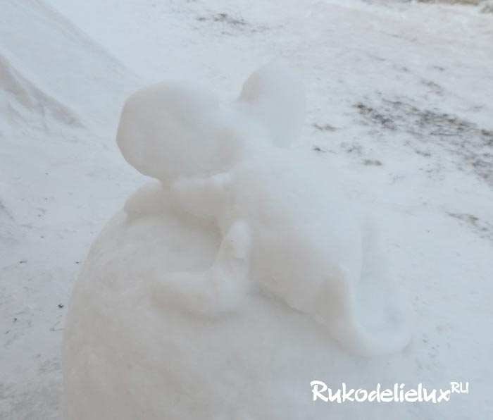 Мышка из снега своими руками