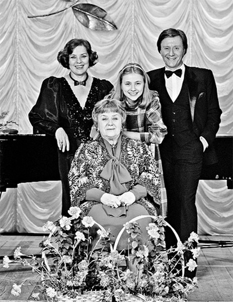 Звездное семейство: Лариса Голубкина, Мария Голубкина, Андрей Миронов и Мария Владимировна Миронова (в центре). 