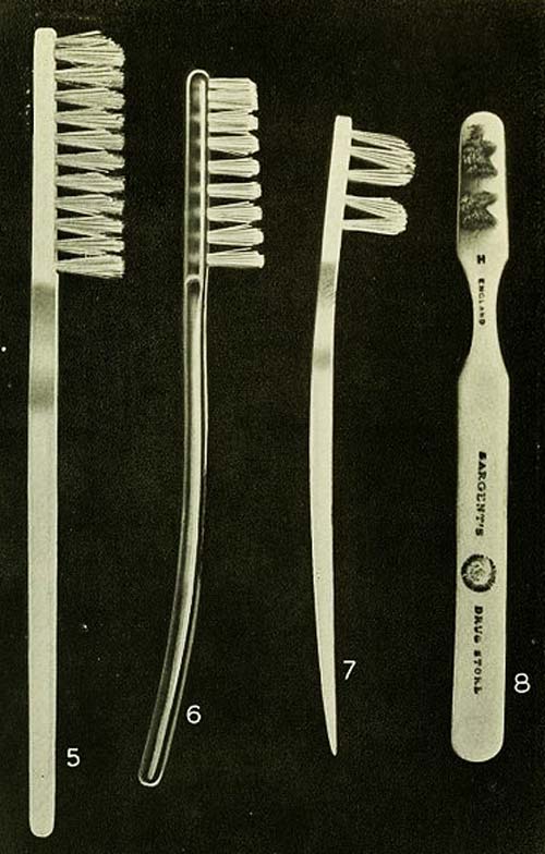 Так выглядели зубные щетки в начале ХХ века. Wikimedia
