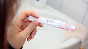Вполне реальна ситуация, что беременность наступила, но тест говорит об обратном. В таком случае следует немедленно обратится к врачу, такой результат может свидетельствовать о гормональных проблемах
