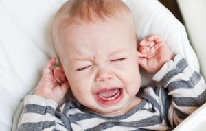 Причин такого неприятного симптома, как боль в ухе у малыша, может быть множество. Выявить их поможет врач-педиатр