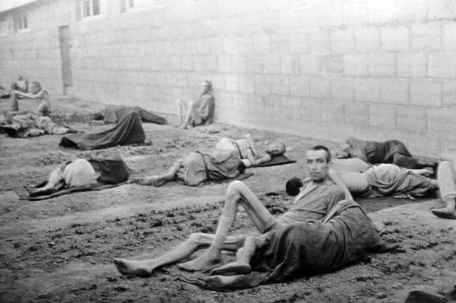 Заключенные в лагере смерти