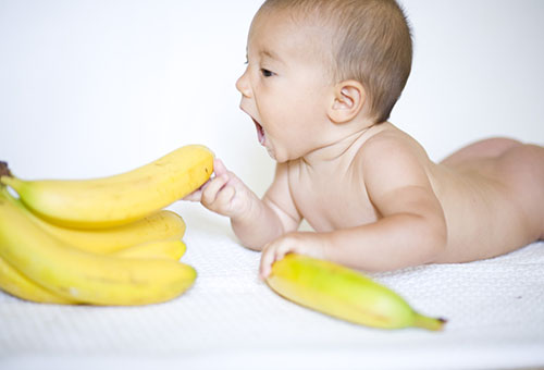 Малыш хочет попробовать банан