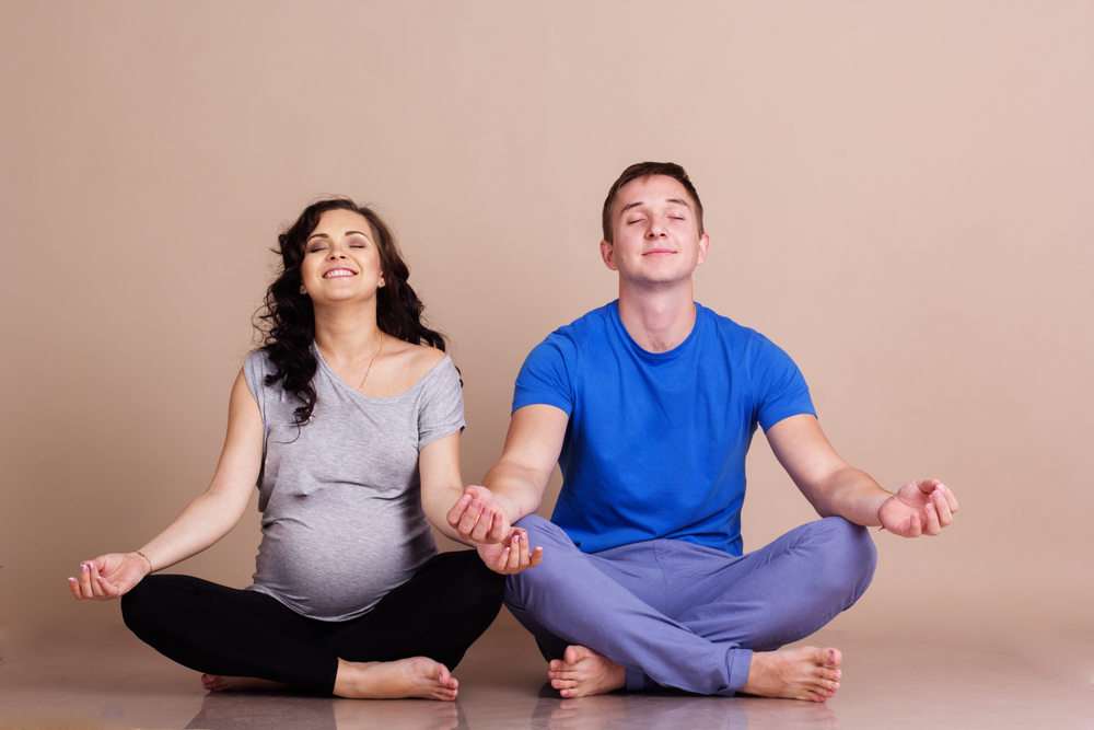 как порадовать беременную жену - вместе заниматься гимнастикой и йогой