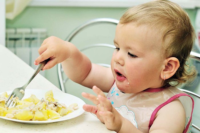 ребенок ест без помощи родителей
