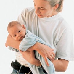 Как носить новорожденного